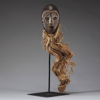 Afrique RDC - Ancien masque à poignée Lega / Warega Lukwakongo en bois sculpté et raphia, Congo RDC, 1ère moitié XXème.