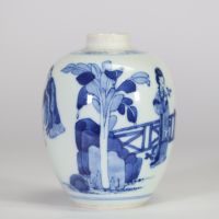 Petit vase en porcelaine de Chine bleu et blanc à décor de courtisanes dans un jardin, marque Chenghua