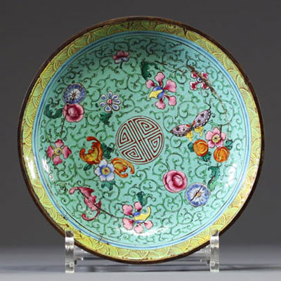 Chine - Petit plat en émaux de Canton à décor floral et de chauves souris, marque sous la pièce.
