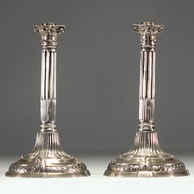 Paire de bougeoirs en argent massif à décor de colonne, poinçon de Tournai, Belgique, XVIIIe siècle.