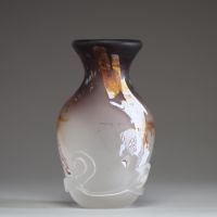 Louis LELOUP (1929) - Vase en cristal clair doublé violet et incrustations de couleurs différentes appliquées à chaud.
