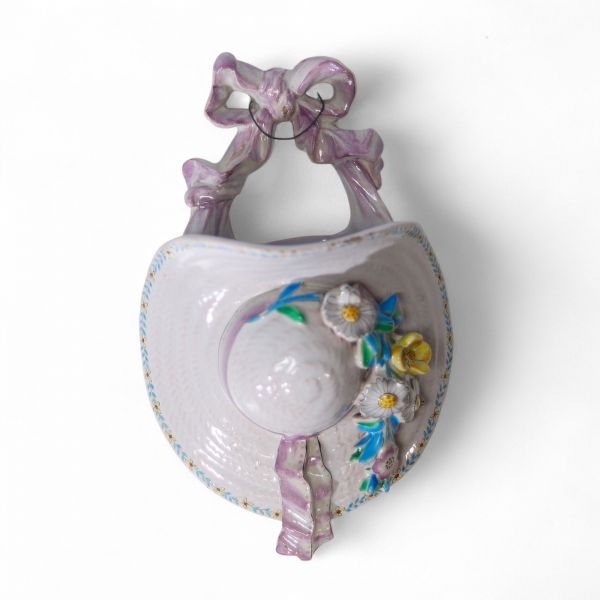Porte-bouquet mural en porcelaine émaillée, figurant un chapeau féminin agrémenté de fleurs et rubans, Émile Gallé, fin du XIXe