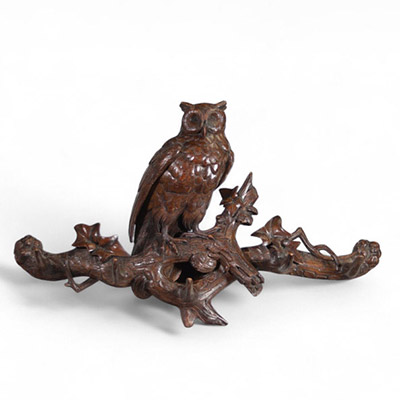 Forêt Noire – Hibou en bois sculpté formant porte-chapeaux, travail suisse, fin XIXe siècle