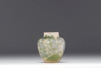 Émile GALLÉ (1846-1904) Petit vase en verre multicouche dégagé à l'acide à décor d'hortensia.