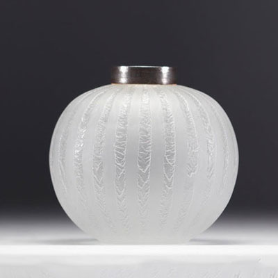 DAUM Nancy - Pied boule en verre dégagé à l'acide, vers 1930