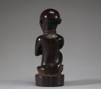 Afrique RDC - Statuette Bakongo en bois sculpté, Congo RDC, première moitié XXème, travail d'une grande finesse.