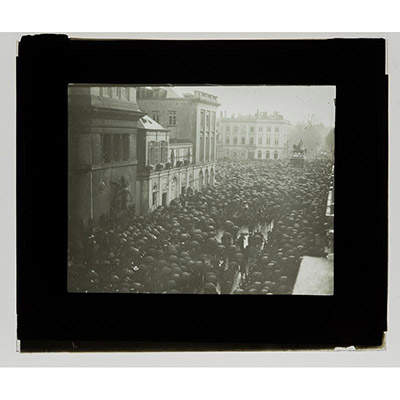 Léon Herlant (1873-1968), funérailles du roi Léopold II, vue sur la place des palais et du Musée des beaux-arts, ensemble de 3 photographies positives sur plaque de verre, 22 décembre 1909, 8,5 x 10 cm.