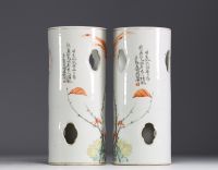 Chine - Paire de porte-chapeaux à décor d'oiseau et poème.