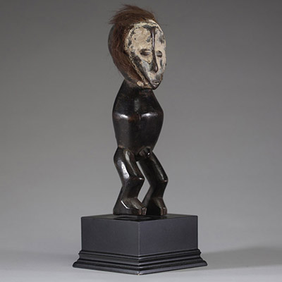 Afrique RDC - Intéressante figure du Bwami Lega / Warega appelée Kakulu Ka Mpito en bois sculpté et poils, Congo RDC, 1ère moitié XXème.