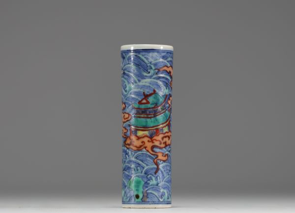 Chine - Petit vase rouleau en porcelaine polychrome à décor de maison traditionnelle, de vagues et d'oiseaux, marque au bleu, époque XIXème.