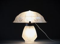 MULLER Frères Lunéville - Lampe de table Art Déco, pied et coupole en verre moulé pressé stylisé, double éclairage, signée Muller Frères Lunéville.