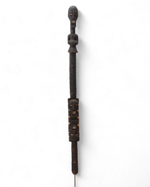 Bâton de commandement Songye, RD Congo. Bois recouvert de fibres. Très ancienne patine crouteuse sur l’ensemble du bâton. H : 117 cm . Sur socle.