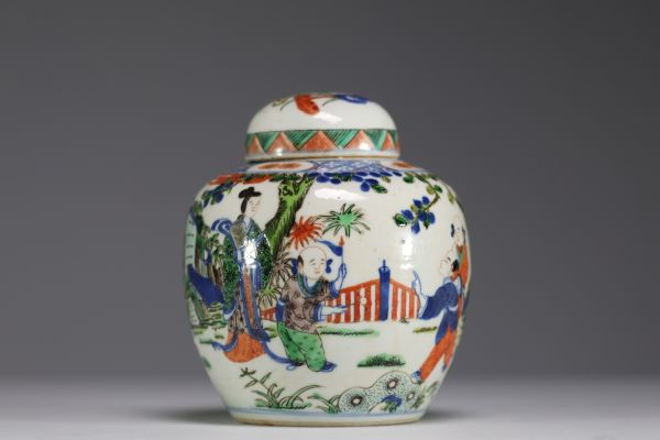 China - Green family polychrome porcelain covered pot decorated with characters, 19th century.
