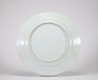 Assiette en porcelaine de Chine, famille rose, à décor d’oiseaux dans un paysage fleuri, XVIIIe siècle
