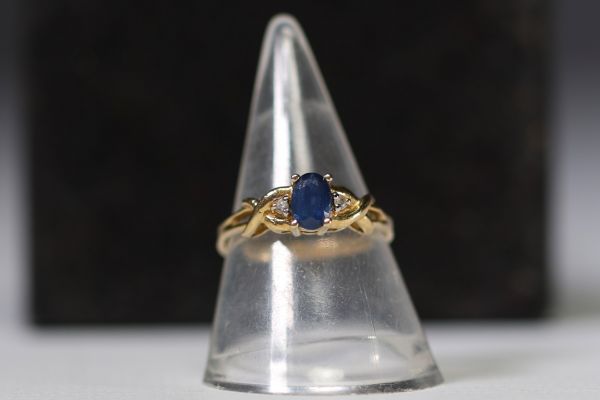 Ring in 14k gold set with two diamonds and a sapphire weighing 1.8gr.