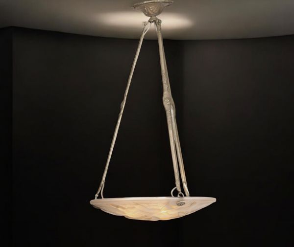 Pierre D’AVESN (1901-1990) - Suspension Art Déco en verre moulé pressé stylisé à décor d'hirondelles, monture en bronze argenté, signée.