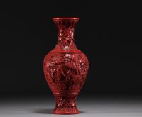 Chine - Ancien vase en laque de cinabre à décor de personnages.