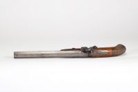 Paire de pistolets d'officier type 1833 à percussion, monture en noyer, poignée quadrillée, canon octogonal à damas rubanné, poinçon ELG, Liège.