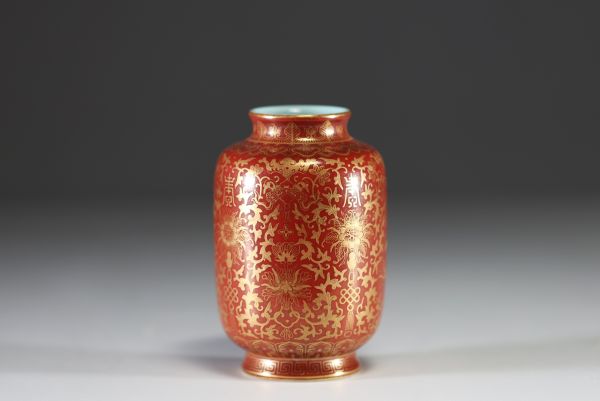 Chine - Vase lanterne en porcelaine rouge de fer et or à motif floral, dynastie Qing.