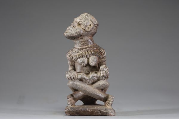 Afrique RDC - Statue funéraire « Ntadi» Bakongo représentant une maternité assise, Congo RDC, début XXème ou antérieure.