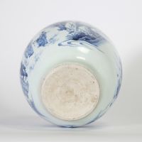 Chine, période Transition, XVIIe siècle Vase balustre en porcelaine bleu blanc à décor de dignitaires et immortels dans un paysage montagneux