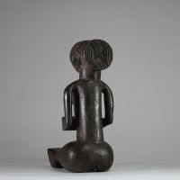 Porteuse de coupe Mboko Luba, RD Congo. Bois relativement léger. Forme résolument moderniste avec une coupe rectangulaire. Patine sombre. H : 35 cm. Collecté sur site par A.S., St Idesbald, début des années 1950
