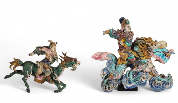 Paire de cavaliers en céramique polychrome, Chine, dynastie Qing, XVIIIe-XIXe siècle Exceptionnelle paire de sculptures représentant des cavaliers en armure chevauchant des dragons à l’allure fougueus