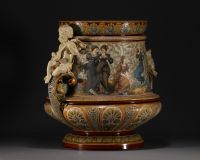 Villeroy & Boch  Mettlach - Imposante et rare jardinière en céramique à décor de personnages sur sa sellette en acajou. Vers 1900.
