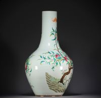 Chine - Imposant vase en porcelaine de la famille rose au décor des neuf pêches, dynastie Qing. (100cm de haut)