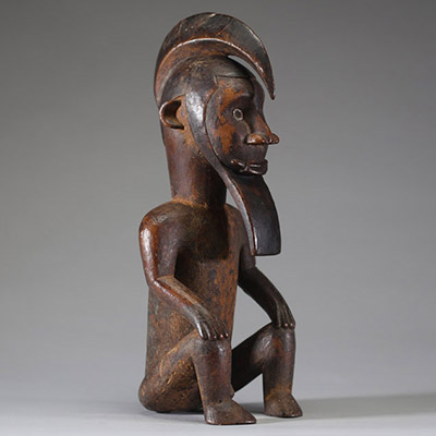 Afrique RDC - Statue Bembé en position assise en bois sculpté, belle patine d'usage, Congo RDC.