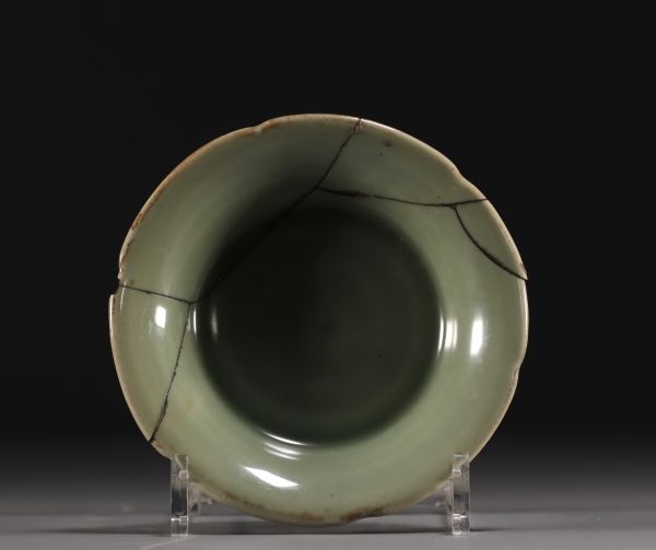 Chine - Assiette chantournée céladon, époque Song.