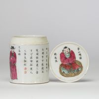 Chine, boîte couverte en porcelaine de la famille rose De forme cylindrique, à décor émaillé polychrome représentant une figure féminine debout tenant un linge, encadrée d’inscriptions en caractères chinois figures tirées du célèbre recueil Wu Shuang Pu (無雙譜)