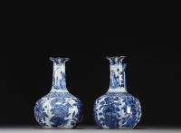 Chine - Paire de verseuses en porcelaine blanc bleu à décor floral, Wanli, dynastie Ming.