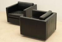 Walter KNOLL (1876-1971) Pair of black leather armchairs.