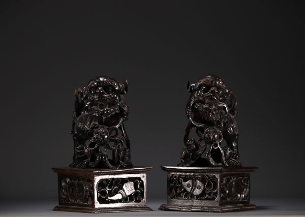 Chine - Paire de Chiens de Fô, gardiens de temple, en bois sculpté, XIXe siècle.