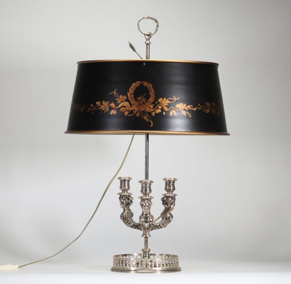 IMPOSANTE LAMPE BOUILLOTE EN BRONZE ARGENTÉ, TRAVAIL DE STYLE LOUIS XVI, XXe SIÈCLE