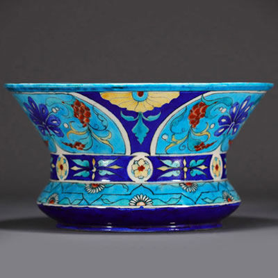 Théodor DECK (1823-1891) Coupe en céramique polychrome à décor à décor Iznik, signée sous la pièce.