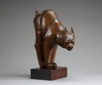 Lynx en bois sculpté dans le goût du travail de la Forêt Noire, vers 1930.