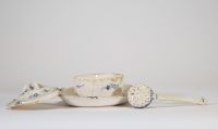 Boch Frères, Luxembourg, fin XVIIIe – début XIXe siècle Rare ensemble de table composé d’un sucrier ovale couvert et d’une saupoudreuse assortie en faïence fine à décor imprimé bleu sous couverte. Le sucrier présente un couvercle bombé orné de rinceaux stylisés dits « à la brindille »