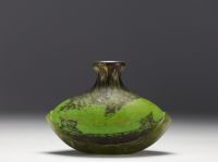 DAUM Nancy - Vase en verre vert marmoréen à application, signé.