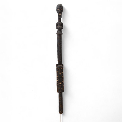 Bâton de commandement Songye, RD Congo. Bois recouvert de fibres. Très ancienne patine crouteuse sur l’ensemble du bâton. H : 117 cm . Sur socle.