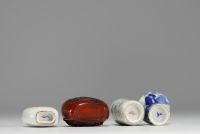 Chine - Ensemble de trois tabatières en porcelaine et une en verre multicouche.