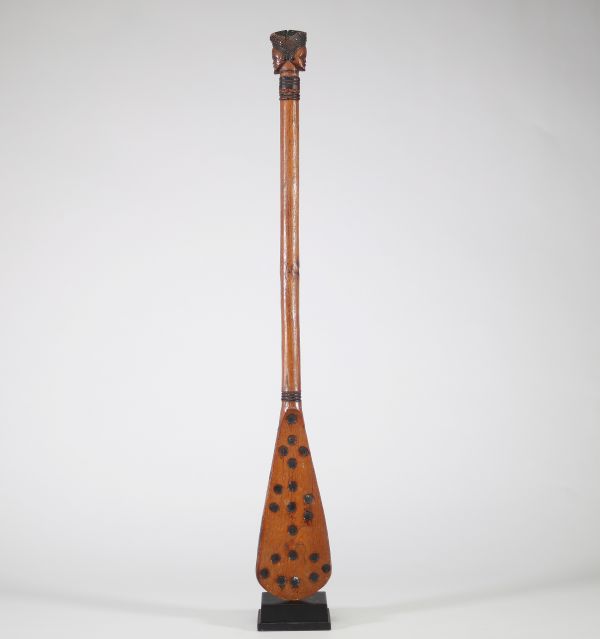 Sceptre ou bâton de commandement Tchokwe, République Démocratique du Congo La prise est ornée d’un motif janiforme (dit Janus), figurant deux têtes opposées finement sculptées, arborant des coiffures et scarifications typiques. L’extrémité en forme de palette, ponctuée de pastilles noires