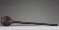 Afrique RDC - Ancien grand objet Kuba en bois finement sculpté, métal sous la base, Congo RDC, début XXème.