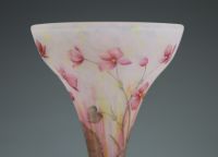 DAUM Nancy - Vase en verre marmoréen dégagé à l'acide à décor émaillé de fleurs, signé Daum Nancy France.