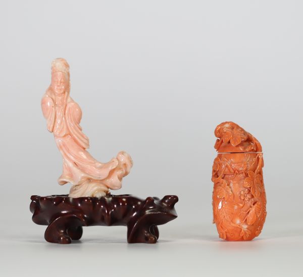 Chine, lot de deux sculptures en corail : une figure féminine et une tabatière finement sculptée de fleurs et d’insectes