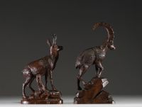 Paire de chamois en bois sculpté de la Forêt noire.
