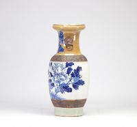 Chine - Vase en porcelaine de Nankin bleu et blanc à décor de paon et de fleurs.