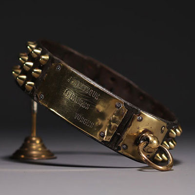 Rare collier de chien en cuir, clous et plaquette nominative en laiton, XIXème.