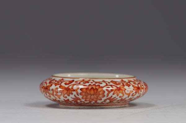Chine - rince pinceaux en porcelaine à décor de chauve-souris rouges sur fond blanc.